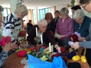 verteilen der gespendeten Wolle                      